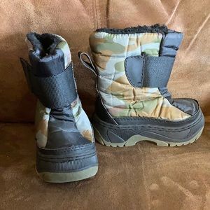 Camo snow boots. Size 5, like new